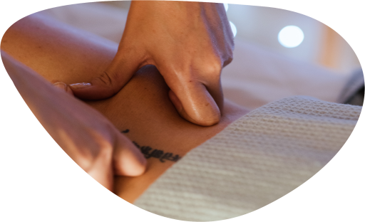 Une praticienne pratiquant un massage shiatsu