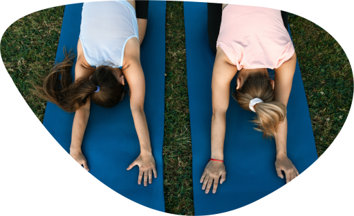 Deux personnes pratiquant le yoga