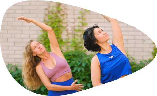 Deux personnes pratiquant le yoga